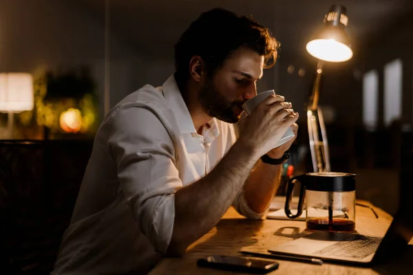 Homem Barbudo Branco Bebendo Café Enquanto Trabalhava Com Laptop Noite — Fotografia de Stock