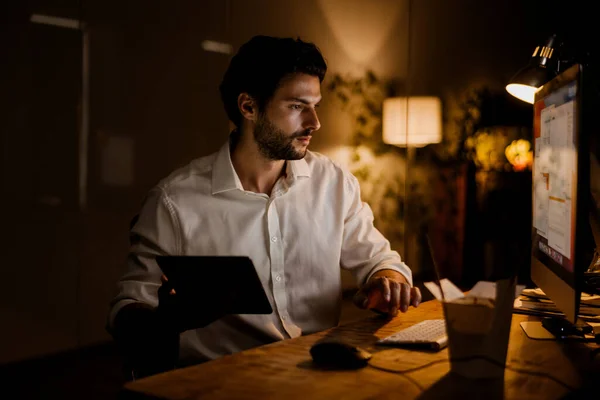 Bílý Vousatý Muž Pracující Večer Tabletovým Počítačem Kanceláři — Stock fotografie