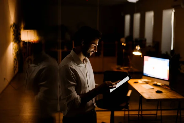 Homem Barbudo Branco Trabalhando Com Computador Tablet Noite Escritório — Fotografia de Stock