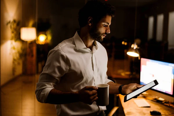 Uomo Barbuto Bianco Che Beve Caffè Mentre Lavora Con Computer — Foto Stock