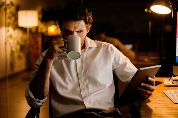 Homem Barbudo Branco Bebendo Café Enquanto Trabalhava Com Computador Tablet — Fotografia de Stock