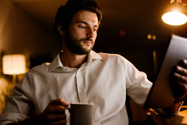 Hombre Barbudo Blanco Bebiendo Café Mientras Trabaja Con Tablet Oficina —  Fotos de Stock