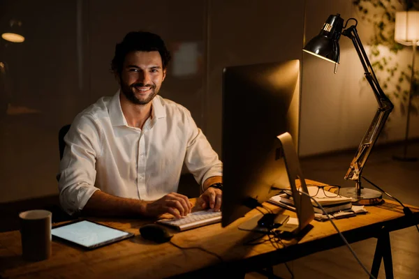 White Bearded Man Working Computer Evening Office Indoors — Fotografia de Stock