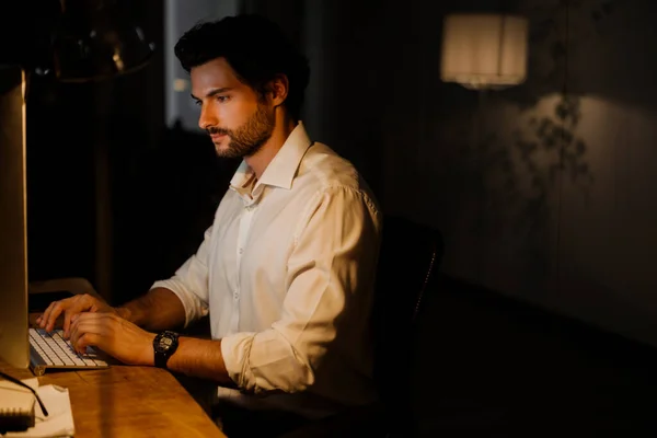 Blanc Barbu Homme Travaillant Avec Ordinateur Dans Soirée Bureau Intérieur — Photo