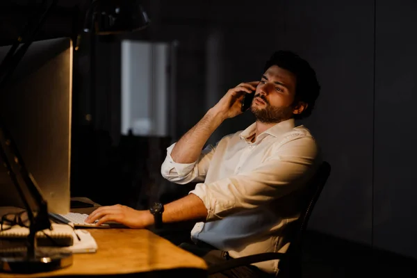 White Bearded Man Talking Cellphone While Working Computer Office — Fotografia de Stock