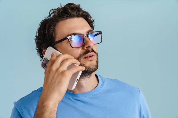 Joven Morena Hombre Gafas Que Habla Teléfono Móvil Aislado Sobre — Foto de Stock