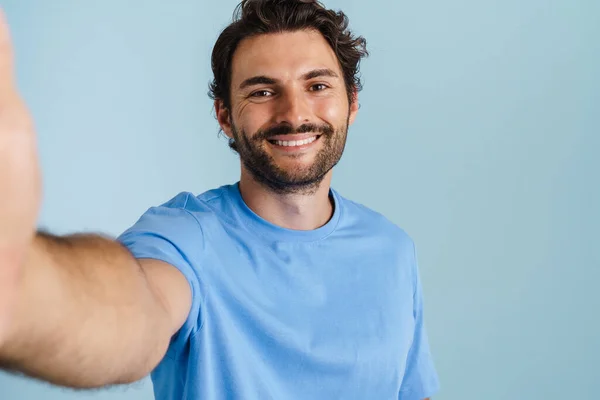 Mavi Arka Planda Izole Edilmiş Selfie Çekerken Kıllı Genç Adam — Stok fotoğraf
