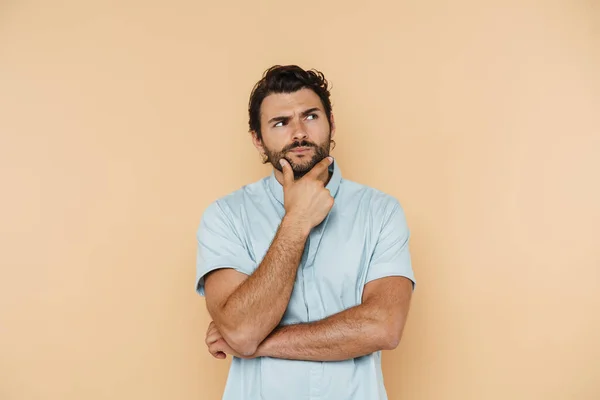 Joven Hombre Blanco Con Camisa Sosteniendo Barbilla Mirando Lado Aislado — Foto de Stock