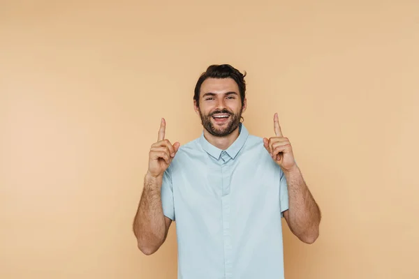 Tişört Giyen Beyaz Kıllı Adam Gülümsüyor Bej Arka Plan Üzerinde — Stok fotoğraf
