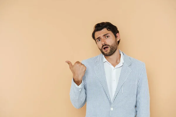 Giovane Uomo Bianco Esprimendo Sorpresa Indicando Dito Parte Isolato Sfondo — Foto Stock