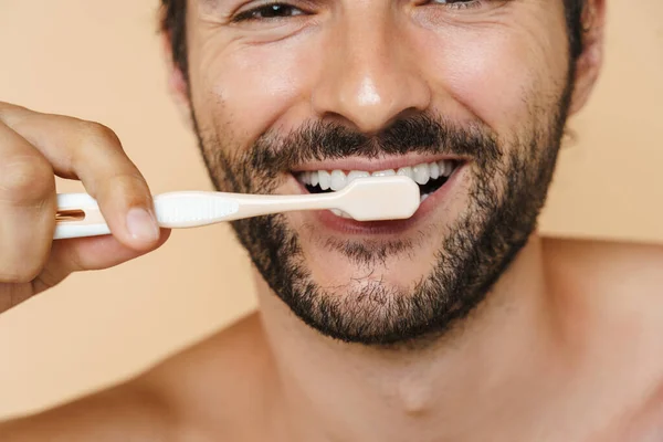 Mladý Polonahý Muž Usmívá Čistí Zuby Izolované Přes Béžové Pozadí — Stock fotografie