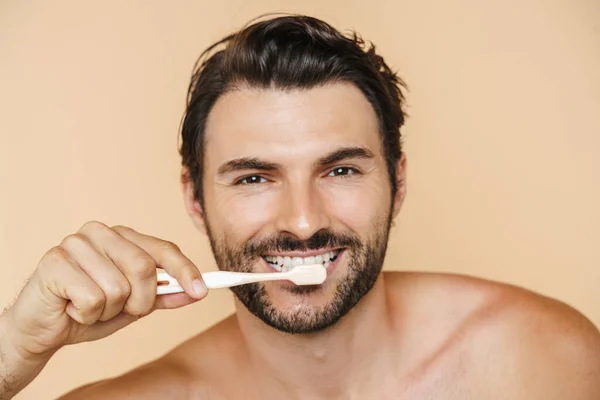 Joven Hombre Semidesnudo Sonriendo Mientras Cepilla Los Dientes Aislados Sobre —  Fotos de Stock