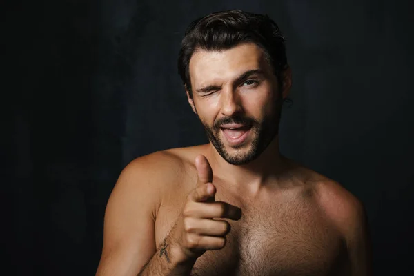 Joven Hombre Semidesnudo Guiñando Ojo Mientras Señala Con Dedo Cámara —  Fotos de Stock