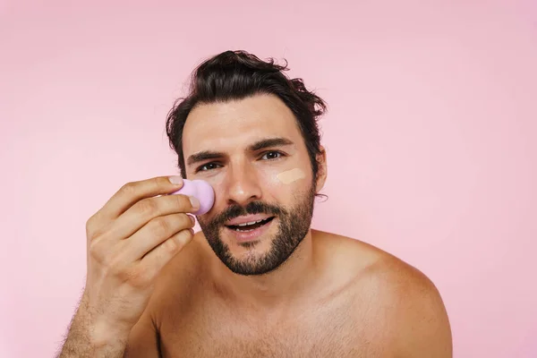 Weißes Hemd Mann Anwendung Concealer Mit Schwamm Isoliert Über Rosa — Stockfoto