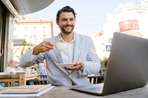 Young Man Working Laptop While Drinking Coffee Cafe Outdoors — Stockfoto