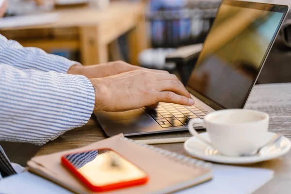 Ceketli Genç Adam Dışarıda Kafede Kahve Içerken Dizüstü Bilgisayarla Çalışıyor — Stok fotoğraf