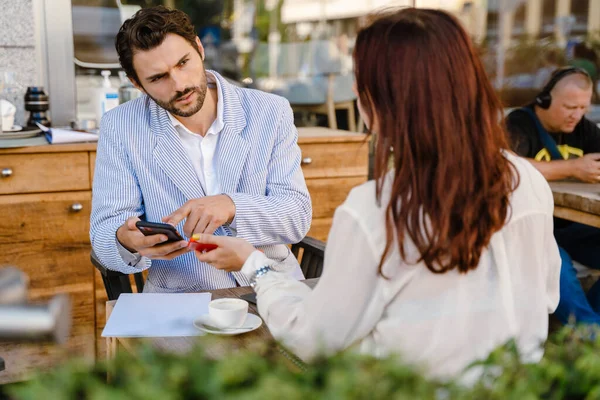 Junge Männer Und Frauen Benutzen Mobiltelefone Bei Geschäftstreffen Café Freien — Stockfoto