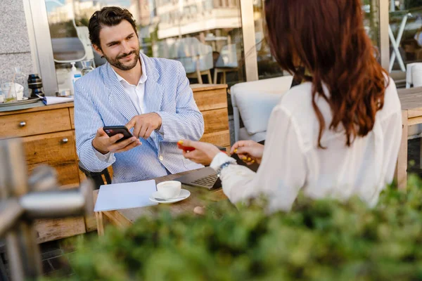 Ung Man Och Kvinna Använder Mobiltelefoner Affärsmöte Café Utomhus — Stockfoto