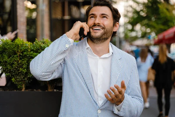 Young Man Gesturing Talking Mobile Phone While Standing Outdoors — Stock Photo, Image