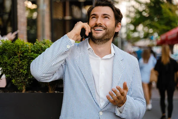 Jongeman Gebaren Praten Mobiele Telefoon Terwijl Buiten Staan — Stockfoto