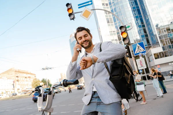 Junger Mann Telefoniert Auf Fahrrad Der Stadtstraße — Stockfoto