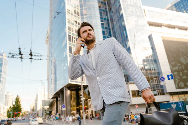Hombre Joven Con Chaqueta Hablando Por Teléfono Móvil Mientras Camina —  Fotos de Stock