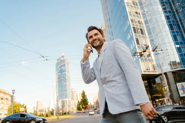 Young Man Wearing Jacket Smiling While Talking Mobile Phone City — Photo