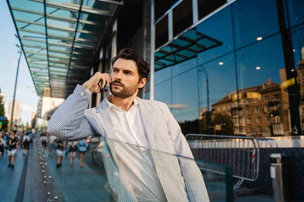 Hombre Joven Con Chaqueta Hablando Por Teléfono Móvil Mientras Está —  Fotos de Stock