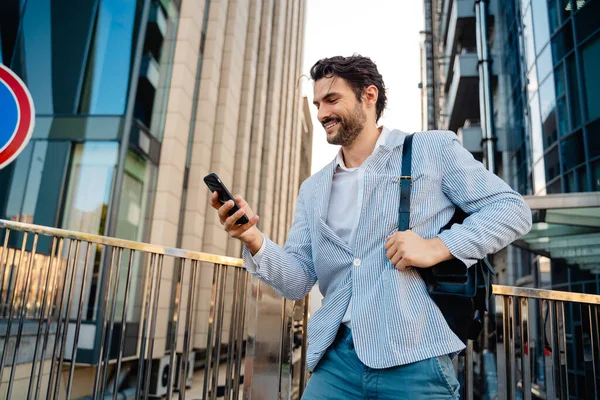 Hombre Joven Con Chaqueta Sonriendo Mientras Usa Teléfono Móvil Aire —  Fotos de Stock