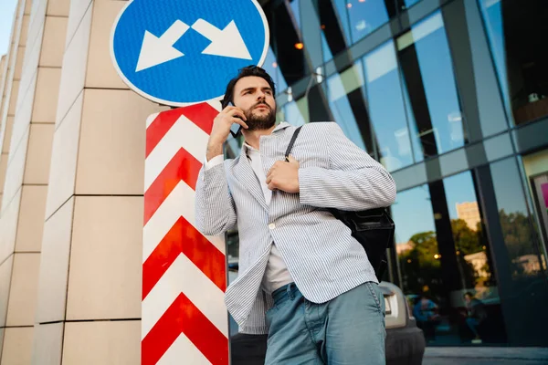Hombre Joven Con Chaqueta Hablando Por Teléfono Móvil Mientras Está —  Fotos de Stock