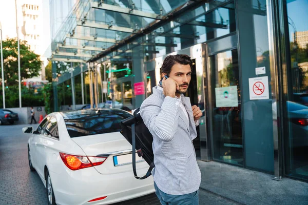 Ung Man Jacka Pratar Mobiltelefon När Står Stadens Gata — Stockfoto