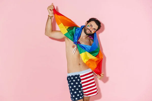 Uomo Torso Nudo Che Ride Mentre Posa Con Bandiera Arcobaleno — Foto Stock