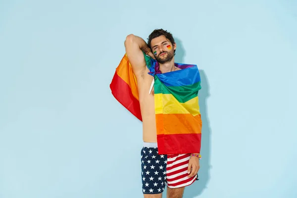 Hombre Sin Camisa Mirando Cámara Mientras Posando Con Bandera Del — Foto de Stock
