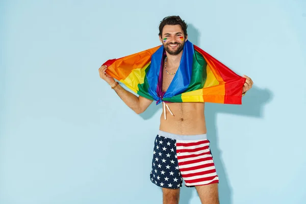 Uomo Torso Nudo Che Ride Mentre Posa Con Bandiera Arcobaleno — Foto Stock
