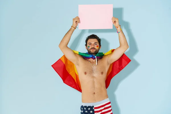 Mladý Muž Bez Košile Duhovou Vlajkou Pózující Ukazující Plakát Izolovaný — Stock fotografie