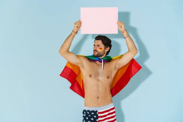 Jeune Homme Torse Avec Drapeau Arc Ciel Posant Montrant Plaque — Photo