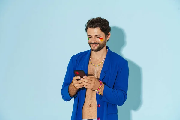 Hombre Joven Con Chaqueta Azul Riendo Usando Teléfono Celular Aislado —  Fotos de Stock