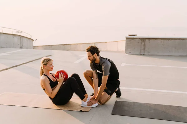 Jongeman Vrouw Trainen Met Medicijnbal Samen Parkeren Buiten — Stockfoto