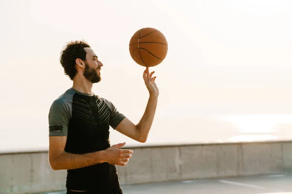 Joven Sonriendo Mientras Hace Ejercicio Con Pelota Aparcamiento Aire Libre — Foto de Stock