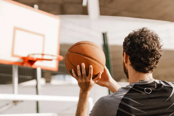 Giovane Uomo Bruna Che Gioca Basket Sul Parcheggio All Aperto — Foto Stock