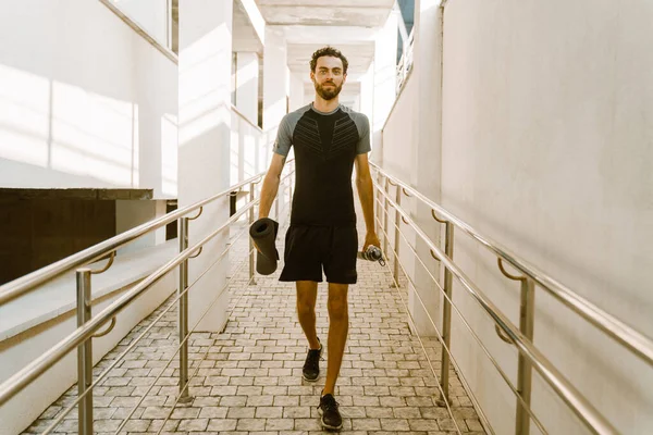 Jonge Blanke Man Wandelen Met Mat Tijdens Het Sporten Binnen — Stockfoto