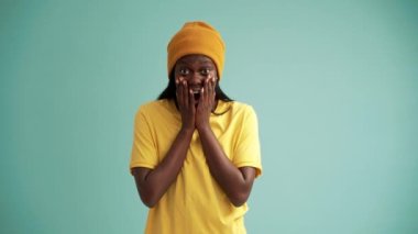 Turkuaz stüdyoda kameraya sevinen Afrikalı kadın şok oldu.