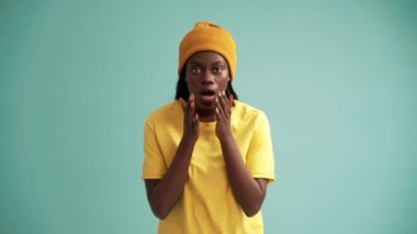 Turkuaz stüdyoda Afrikalı bir kadının kameraya hayır demesine şaşırdım.