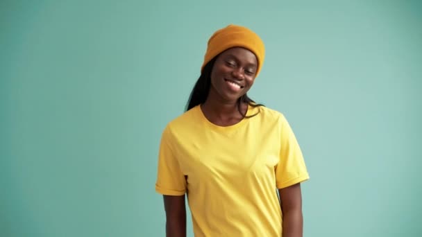 Χαρούμενη Αφρικανή Γυναίκα Που Δείχνει Εντάξει Σημάδι Στο Τιρκουάζ Στούντιο — Αρχείο Βίντεο
