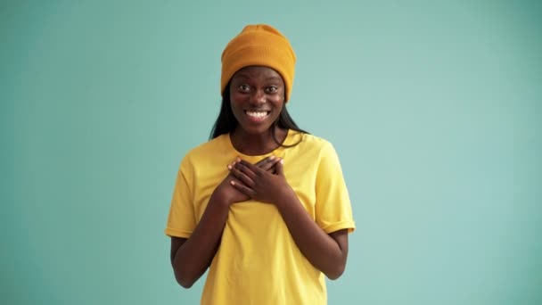 Cute African Woman Melting Camera Turquoise Studio — Wideo stockowe