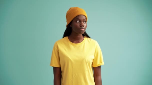 Femme Africaine Embarrassée Étendant Les Mains Dans Studio Turquoise — Video