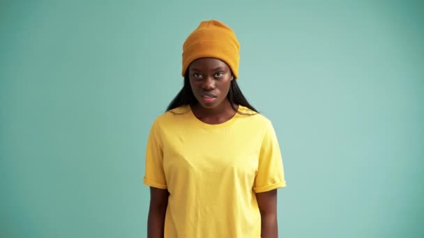 Displeased African Woman Shrugging Shoulders Turquoise Studio — Vídeos de Stock