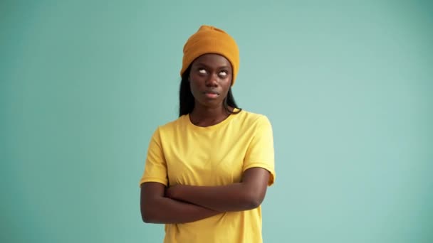 Sad African Woman Showing Blah Gesture Camera Turquoise Studio — Vídeos de Stock