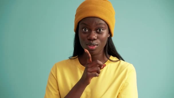 Mujer Africana Positiva Mostrando Gesto Silencio Estudio Turquesa — Vídeos de Stock