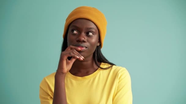 Mujer Africana Sonriente Teniendo Una Idea Estudio Color Turquesa — Vídeos de Stock